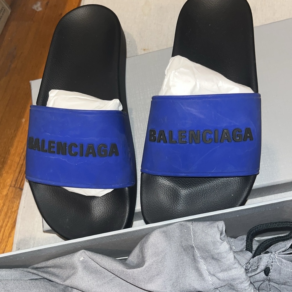 Balenciaga
Rubber Graphic Print Slides - Picture 2 of 7